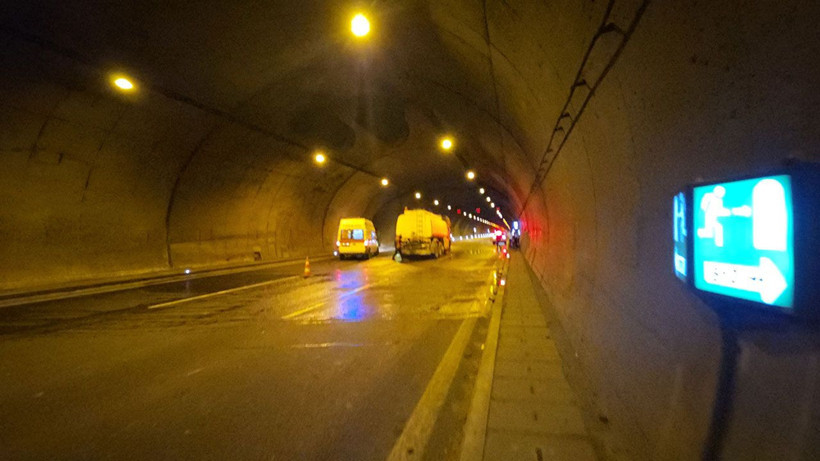 Tünelde alev alan su tankeri itfaiye ekiplerince söndürüldü - Resim: 2