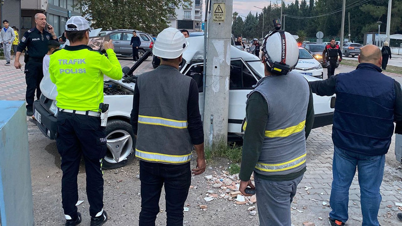 Adana’da otomobil elektrik direğine çarptı; 3 yaralı - Resim: 2