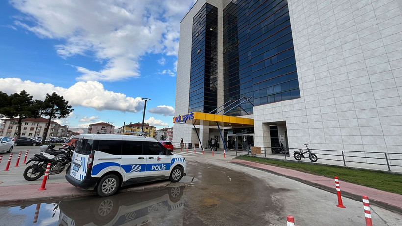 Aranan şüpheli, polise bıçakla direnince vurularak etkisiz hale getirildi - Resim: 3