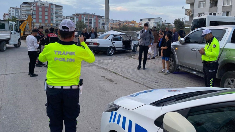 Adana’da otomobil elektrik direğine çarptı; 3 yaralı - Resim: 3
