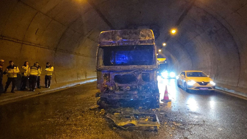 Tünelde alev alan su tankeri itfaiye ekiplerince söndürüldü - Resim: 4