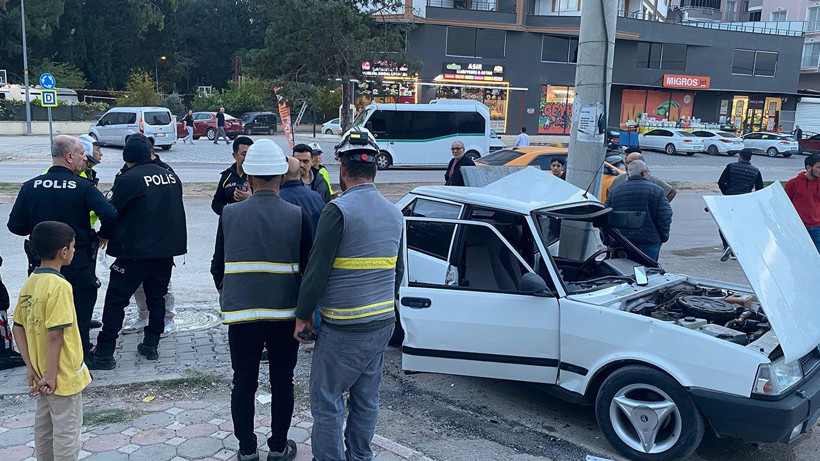 Adana’da otomobil elektrik direğine çarptı; 3 yaralı - Resim: 4