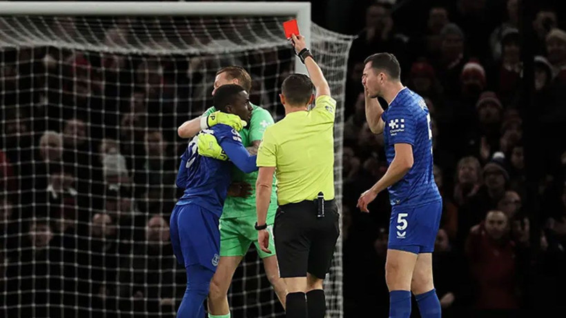 Manchester United-Everton maçında olay: Takım arkadaşına tokat attı, kırmızı kart gördü - Resim: 1