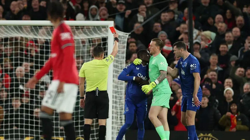 Manchester United-Everton maçında olay: Takım arkadaşına tokat attı, kırmızı kart gördü - Resim: 2