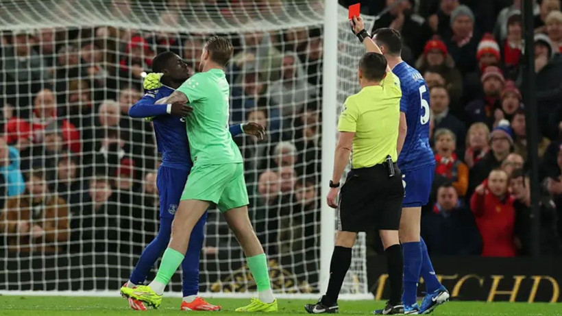 Manchester United-Everton maçında olay: Takım arkadaşına tokat attı, kırmızı kart gördü - Resim: 3