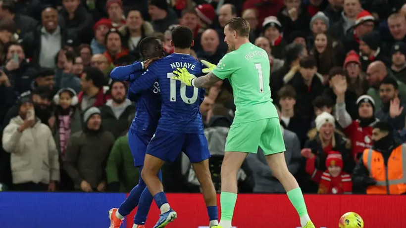 Manchester United-Everton maçında olay: Takım arkadaşına tokat attı, kırmızı kart gördü - Resim: 4