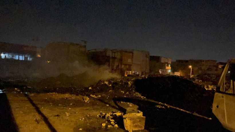 İzmir’de atık yığını alev aldı; bir kamyonet kullanılamaz hale geldi - Resim: 3