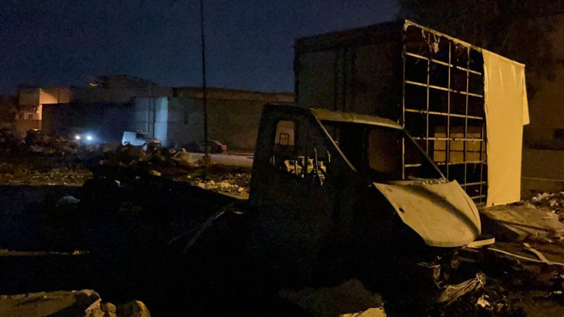 İzmir’de atık yığını alev aldı; bir kamyonet kullanılamaz hale geldi - Resim: 1