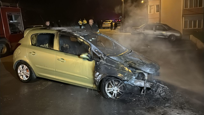 Park halindeki otomobil alev alev yandı - Resim: 4