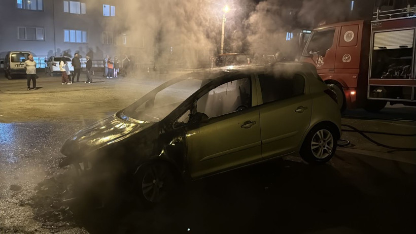 Park halindeki otomobil alev alev yandı - Resim: 1