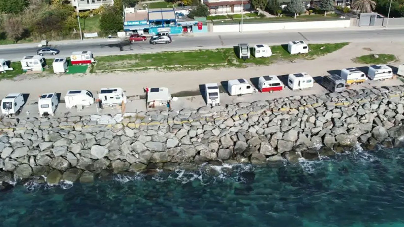 2,5 kilometrelik sahil şeridi karavan parkına döndü! Mahalleliden "kullanamıyoruz" isyanı - Resim: 1