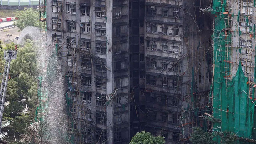 Hong Kong yangın faciası görüntülendi! Binalar çıra gibi yanmış - Resim: 1