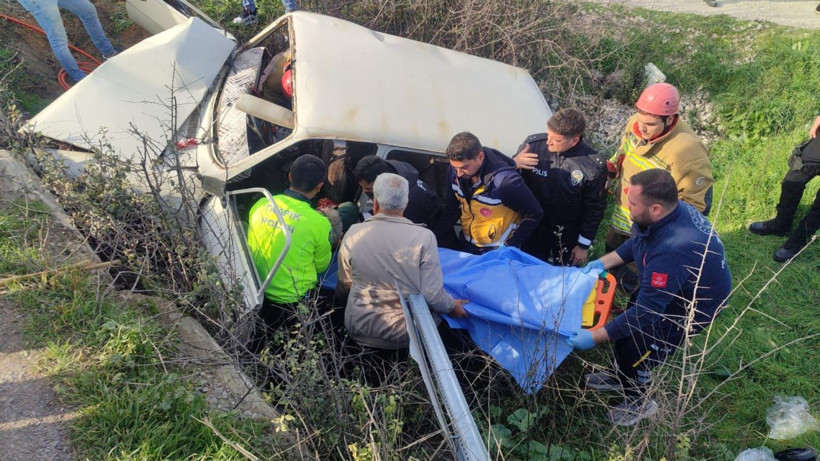 Kırkağaç’ta otomobil şarampole devrildi; 2 yaralı - Resim: 1
