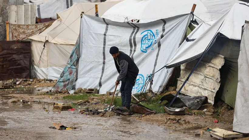 Yağmur altında uyuyan Gazzeli çocuklar... - Resim: 1