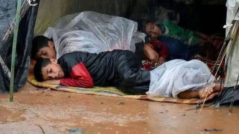 Yağmur altında uyuyan Gazzeli çocuklar... - Resim: 2