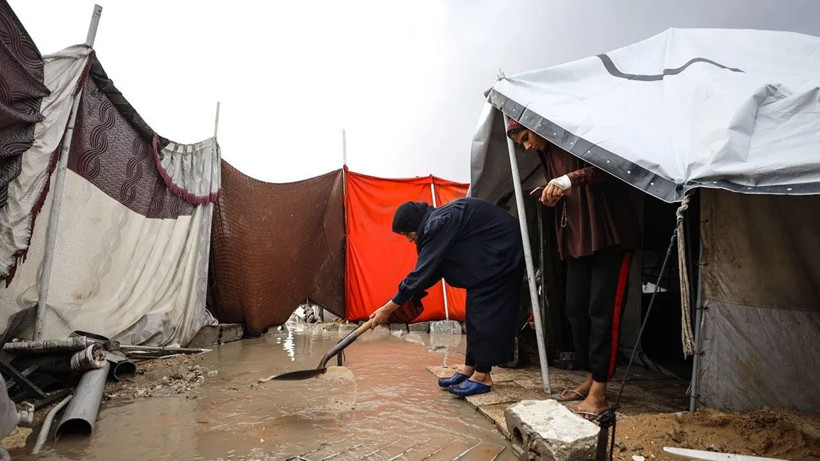 Yağmur altında uyuyan Gazzeli çocuklar... - Resim: 4