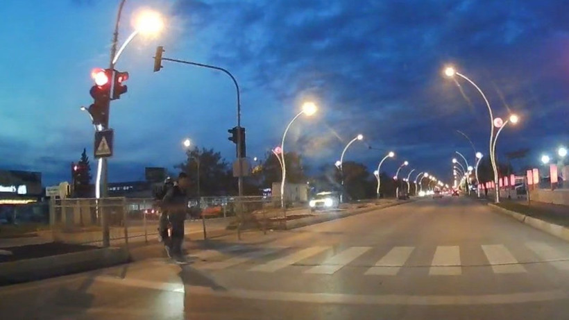 Motosikletin yayaya çarptığı kaza kamerada - Resim: 1