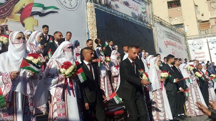 Gazze'de savaşın gölgesinde toplu nikah töreni: 54 çift dünya evine girdi - Resim: 1