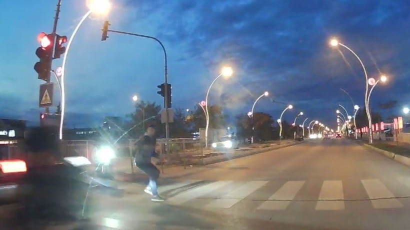 Motosikletin yayaya çarptığı kaza kamerada - Resim: 2