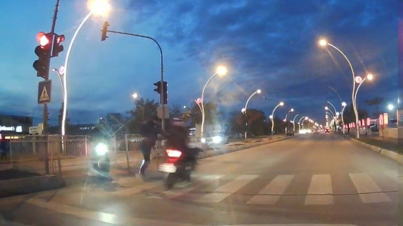 Motosikletin yayaya çarptığı kaza kamerada - Resim: 3