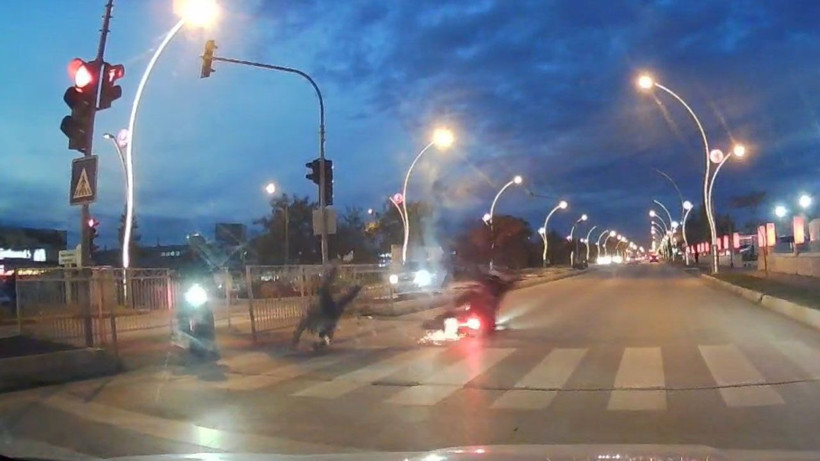 Motosikletin yayaya çarptığı kaza kamerada - Resim: 4