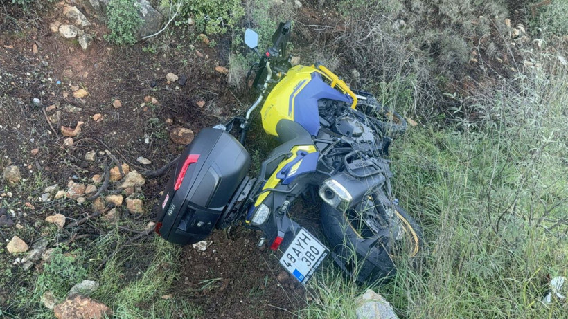 Motosikletin ikiye ayrıldığı kazada 2 yaralı - Resim: 3