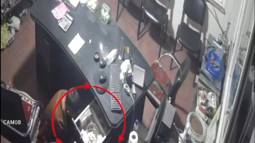 Sadaka kutusunu çalan şüpheli yakalandı; o anlar kamerada - Resim: 2