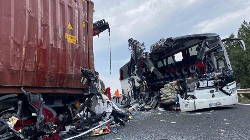 Osmaniye'de katliam gibi kaza: Yolcu otobüsü TIR'a çarptı! 7 kişi hayatını kaybetti - Resim: 3