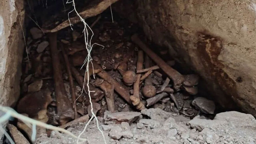 Suriye'de bir binanın altında toplu mezar bulundu - Resim: 2