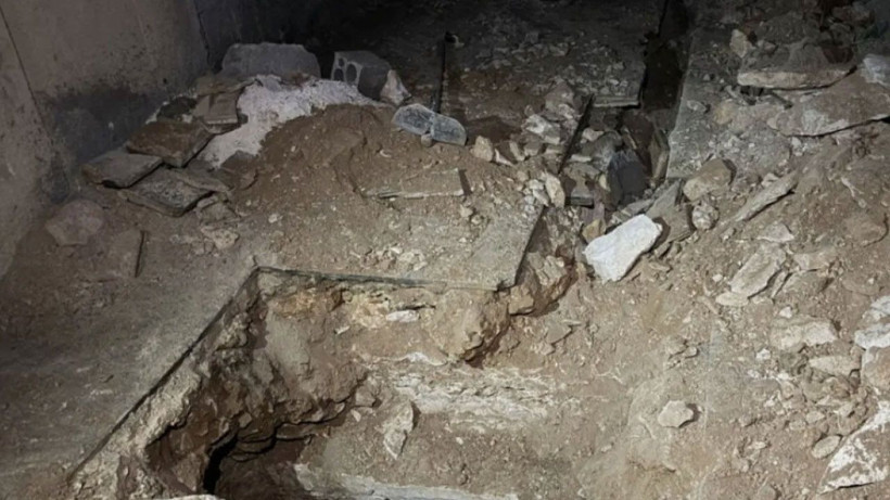 Suriye'de bir binanın altında toplu mezar bulundu - Resim: 4