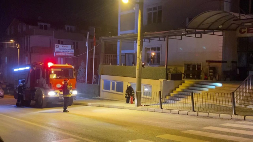 Cemevinde korku dolu anlar: Elektrik panosu patladı - Resim: 1