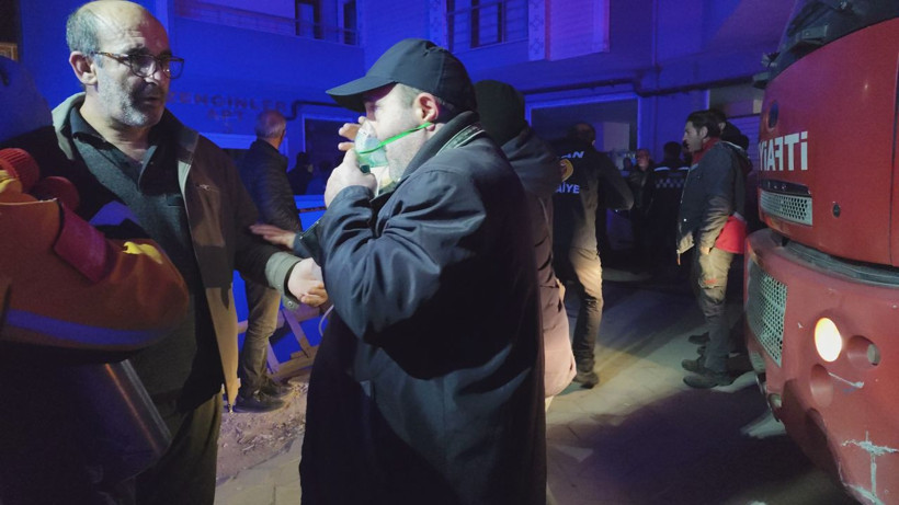 Erciş’te apartmanda yangın: 15 kişi dumandan etkilendi - Resim: 4