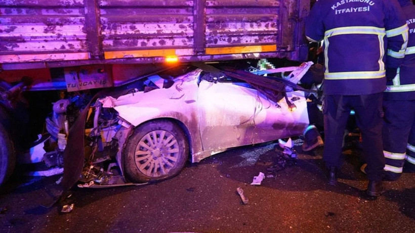 Kastamonu'da korkunç kaza! Otomobil tıra ok gibi saplandı: Ölü ve yaralılar var - Resim: 2