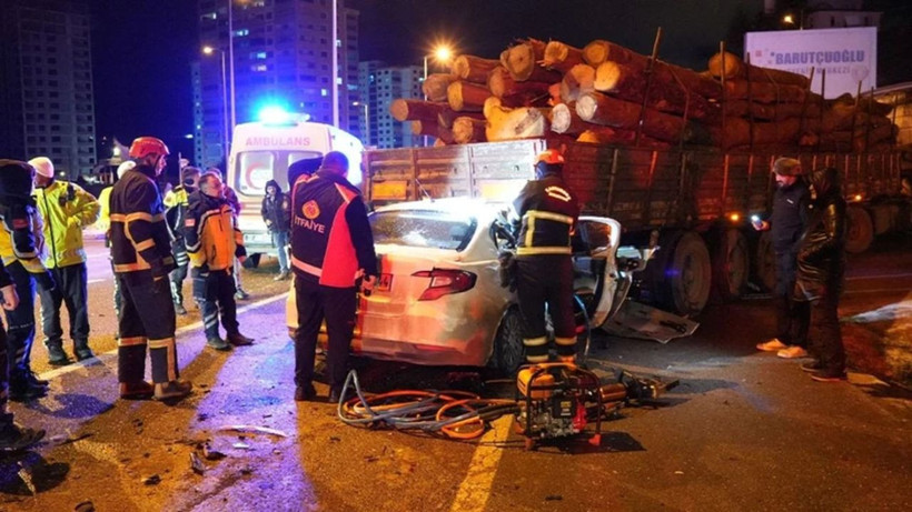 Kastamonu'da korkunç kaza! Otomobil tıra ok gibi saplandı: Ölü ve yaralılar var - Resim: 3