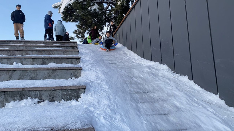 Merdiven değil kayak pisti: Bolulu miniklerin kayak eğlencesi - Resim: 1