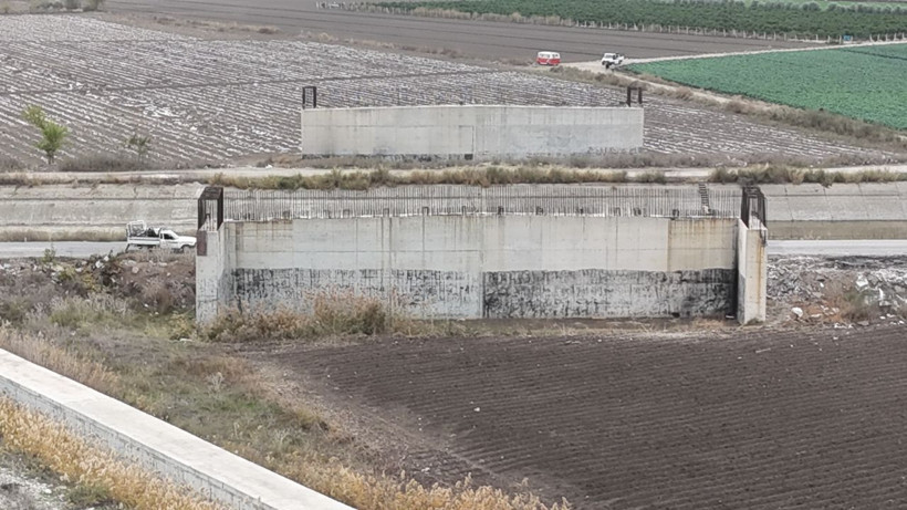 7 yıldır bitmeyen yolun köprü ayakları samanlığa döndü - Resim: 1