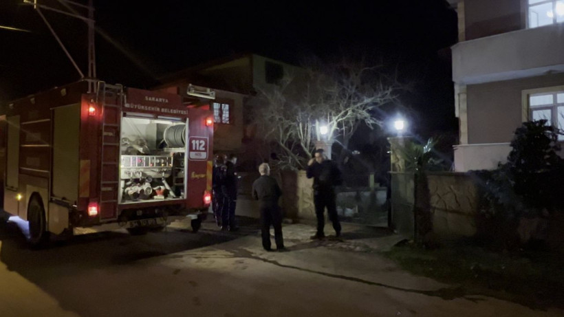 Orman yangınında hasar gören ağaçları taşıyan tır devrildi - Resim: 1