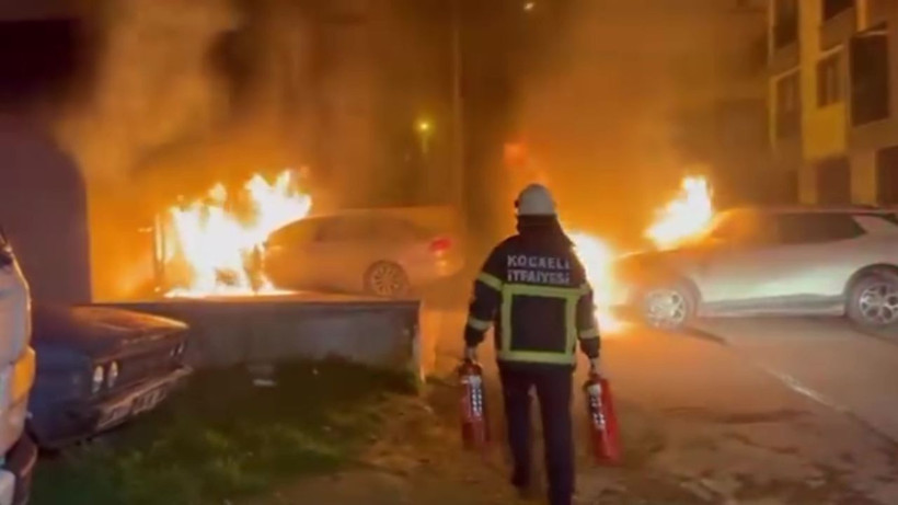 Park halindeki araç alev alev yandı: 2 otomobil zarar gördü - Resim: 3