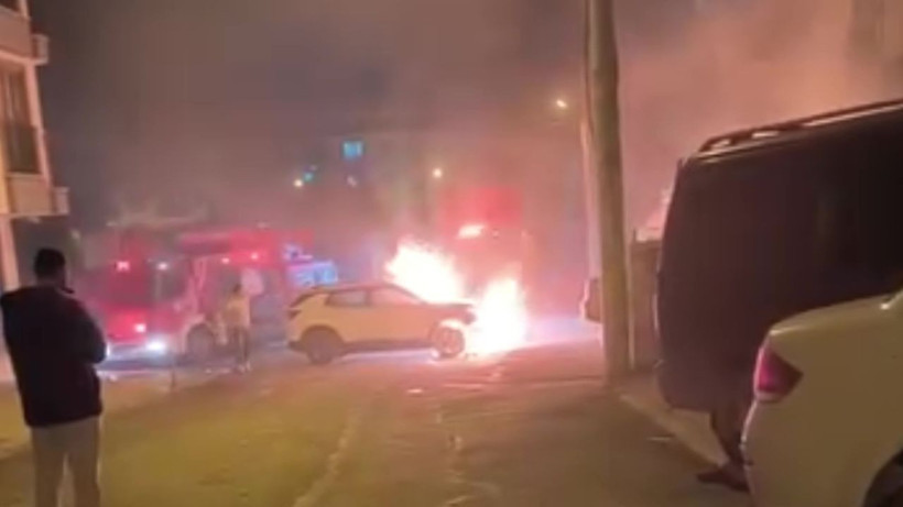 Park halindeki araç alev alev yandı: 2 otomobil zarar gördü - Resim: 1