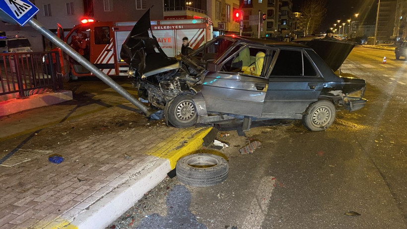 Çorum’da iki otomobil çarpıştı: 4 yaralı - Resim: 1