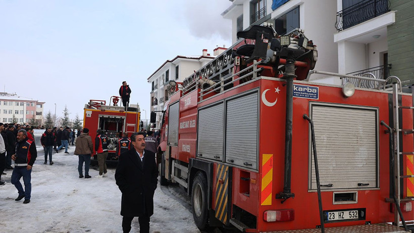 Elazığ’da apartman dairesinde yangın: 11 kişi dumandan etkilendi - Resim: 2