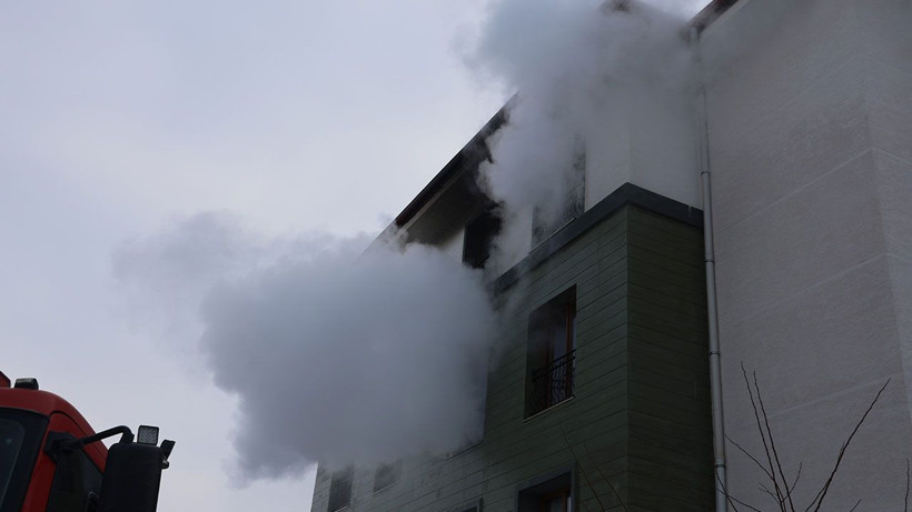 Elazığ’da apartman dairesinde yangın: 11 kişi dumandan etkilendi - Resim: 3