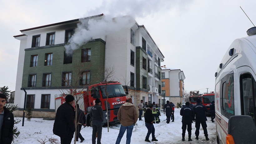 Elazığ’da apartman dairesinde yangın: 11 kişi dumandan etkilendi - Resim: 4