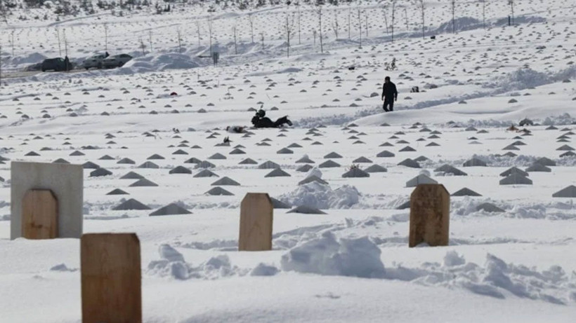 Sivas'ta yoğun kar yağışı! Mezarlık ziyaretleri zorlaştı - Resim: 1