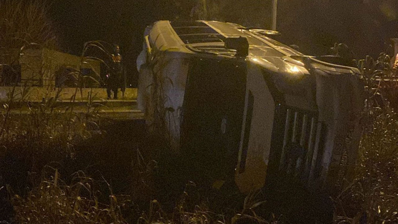 Adana'da fabrika işçilerini taşıyan minibüs devrildi: 13 yaralı - Resim: 1