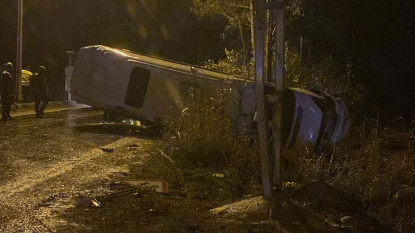 Adana'da fabrika işçilerini taşıyan minibüs devrildi: 13 yaralı - Resim: 2