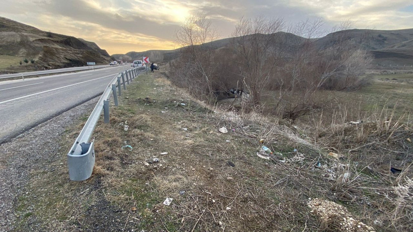 Otomobil dere yatağına uçtu, sürücü yaralandı - Resim: 1