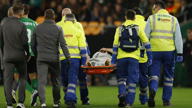 Hem baba hem teknik direktör! Oğlu maçta yere yığıldı, hemen yanına koştu - Resim: 2