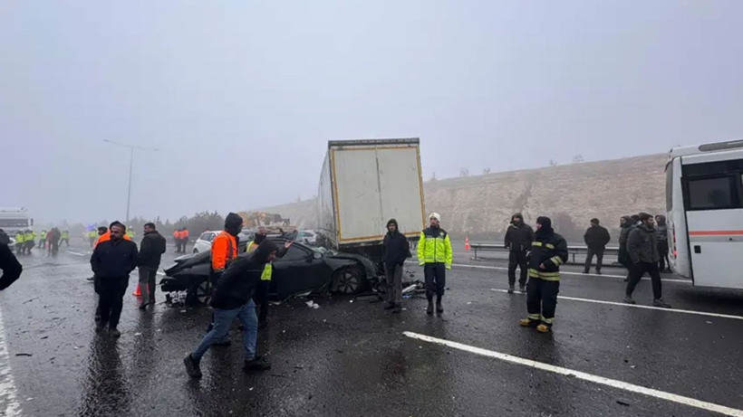 TAG Otoyolu'nda zincirleme kaza! İki ölü, biri ağır 10 yaralı - Resim: 2