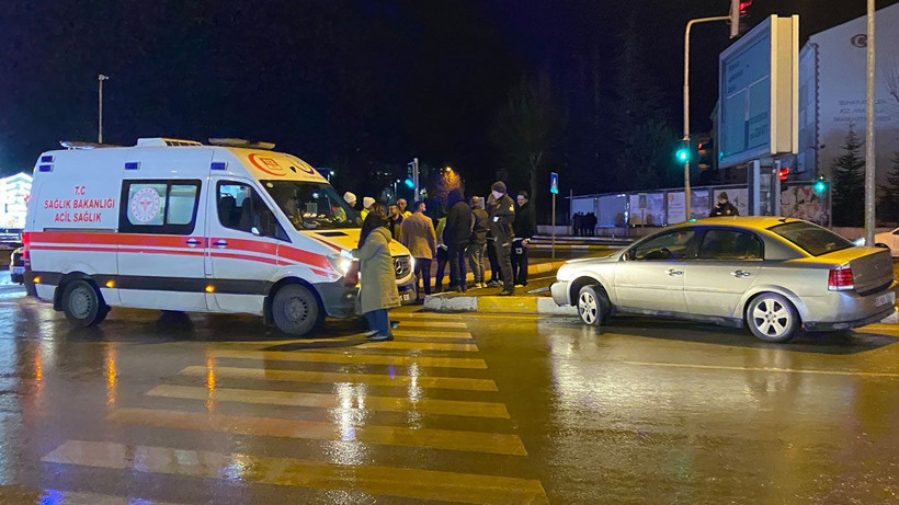 Çorum'da otomobil sinyalizasyon direğine çarptı - Resim: 2